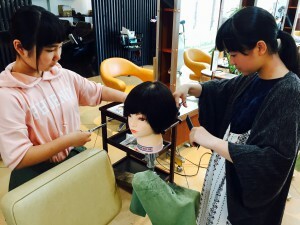 イメージに向ってカット✂️ 2人共、真剣✨